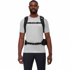 modelo con mochila Mammut LITHIUM 25 SAPPHIRE-BLACK