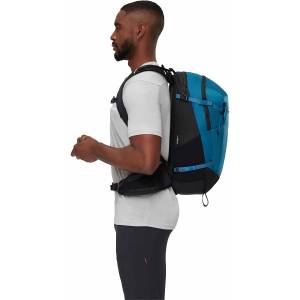 modelo con mochila Mammut LITHIUM 25 SAPPHIRE-BLACK de perfil