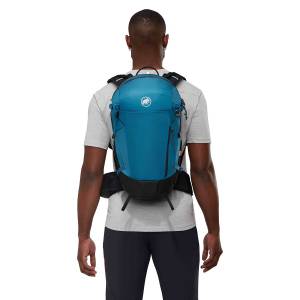 modelo con mochila Mammut LITHIUM 25 SAPPHIRE-BLACK de espaldas
