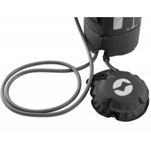 detalle bomba y manguera ducha portatil a presion camping Outwell SEABREEZE BLACK