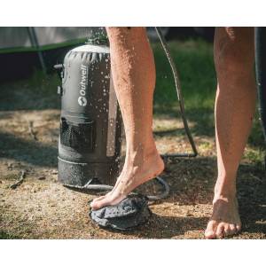 detalle uso ducha portatil a presion Outwell SEABREEZE BLACK